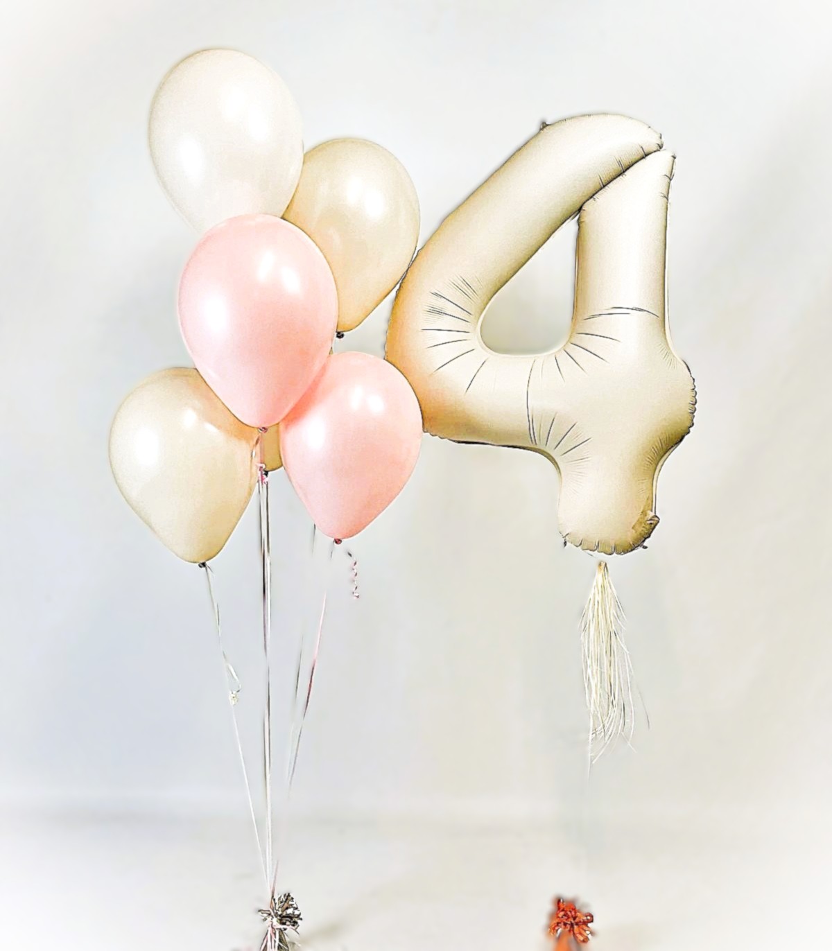 Le chiffre cream et un bouquet.