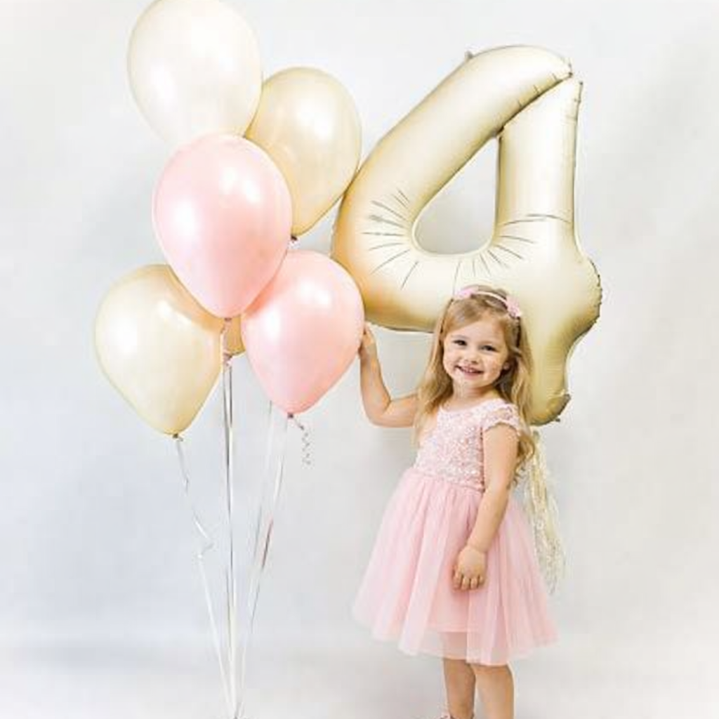 Le chiffre cream et un bouquet.